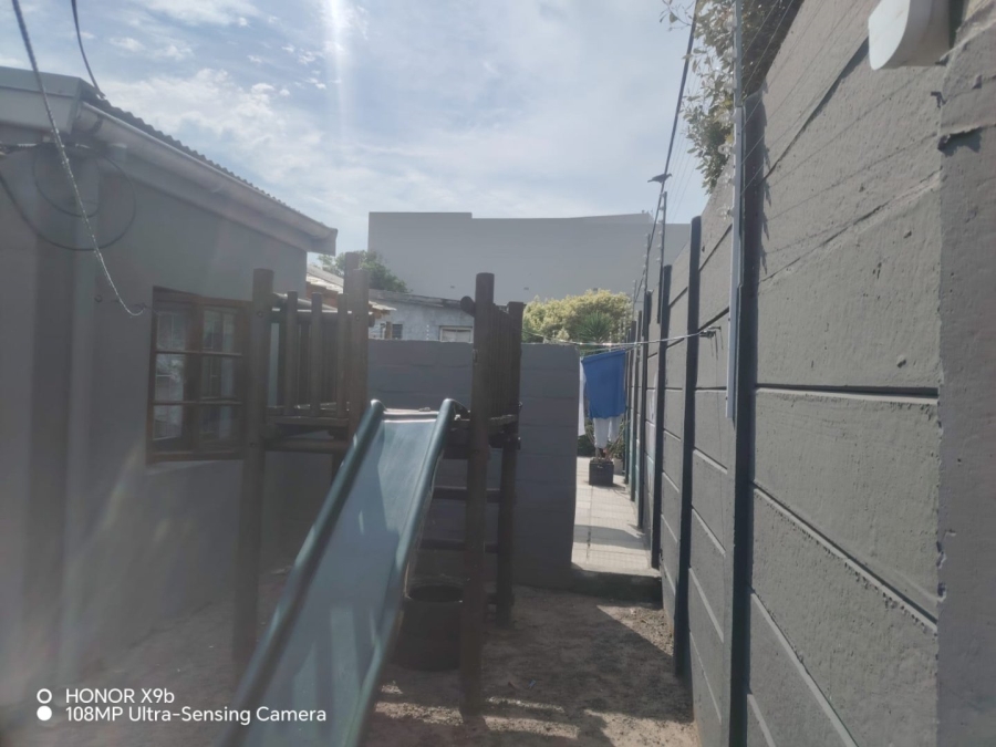 5 Bedroom Property for Sale in Wynberg Upper Western Cape